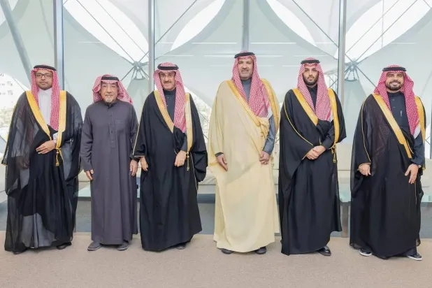 الأمير فيصل بن سلمان يستقبل الأمير خالد بن طلال والدكتور يزيد الحميدان بحضور أعضاء مجلس الأمناء (واس)