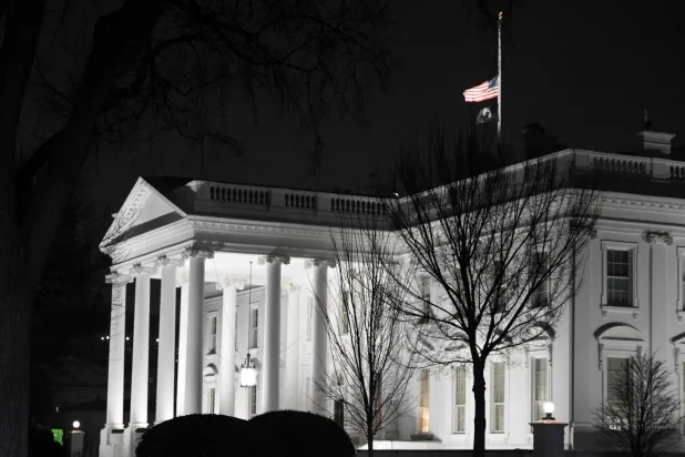 تنكيس الأعلام في البيت الأبيض حداداً على وفاة الرئيس الأميركي الأسبق جيمي كارتر (ا.ف.ب)