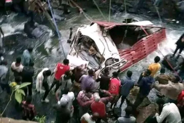 الأهالي يعملون على انتشال ركاب حافلة سقطت في النهر بمنطقة سيداما جنوب إثيوبيا (هيئة الإذاعة الإثيوبية عبر تلغرام)