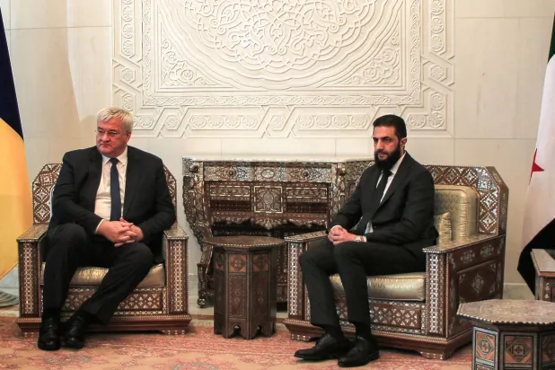قائد الإدارة الجديدة في سوريا أحمد الشرع ووزير خارجية أوكرانيا أندريه سيبيغا في دمشق (أ.ف.ب)