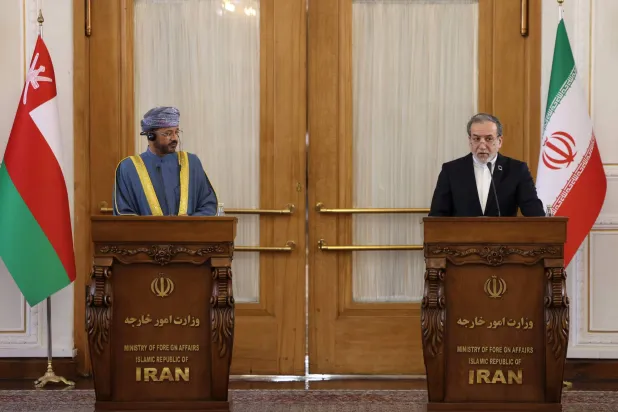 عراقجي ونظيره العماني بدر البوسعيدي خلال مؤتمر صحافي في طهران الاثنين (أ.ف.ب)