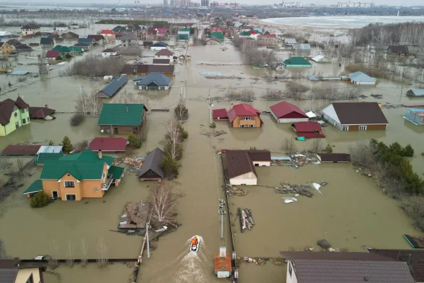 منطقة سكنية غارقة بالمياه جرّاء فيضان في بتروبافل بكازاخستان 13 أبريل (رويترز)