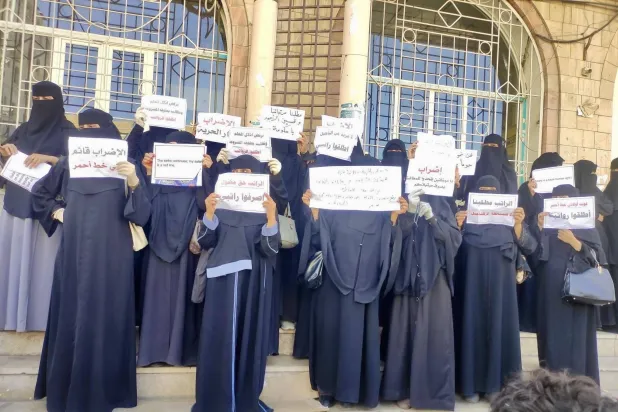 المعلمون يطالبون برفع الرواتب لتتناسب مع الزيادة في أسعار السلع (إعلام محلي)