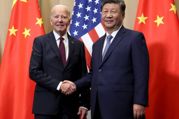 آخر اجتماع بين الرئيس الصيني شي جينبينغ ونظيره الأميركي جو بايدن في بيرو قبل رحيل إدارة بايدن من السلطة في يناير 2025 (أ.ب)