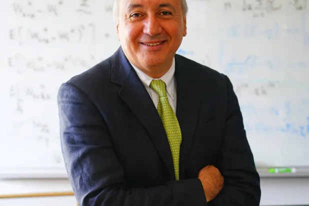 البروفسور ياسين آيت سحالية من الجزائر أستاذ المالية والاقتصاد بجامعة برينستون الأميركية (الشرق الأوسط)