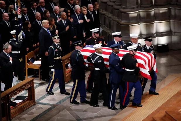 جنود أميركيون يحملون نعش الرئيس الأميركي الأسبق جورج بوش الأب لدى وصوله إلى كاتدرائية واشنطن الوطنية في ديسمبر 2018 (رويترز)