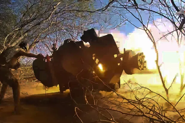 جندي روسي يطلق النار على مواقع أوكرانية قرب منطقة ورسك (أرشيفية - أ.ب)