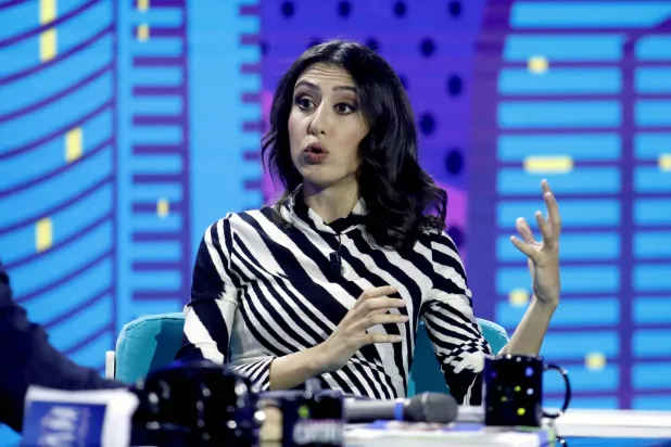 الصحافية الإيطالية تشيتشيليا سالا التي احتجزت بإيران في 19 ديسمبر (إ.ب.أ)