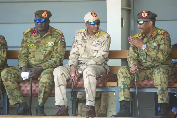Hartum'da Özel Kuvvetler için düzenlenen askeri mezuniyet törenine katılan Dagalu ve Burhan, 22 Eylül 2021 (Getty)