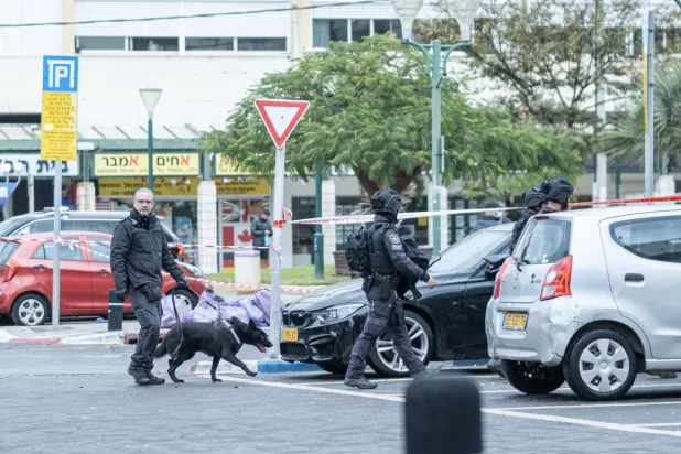 صورة في 27 ديسمبر 2024 في هرتسليا بإسرائيل تُظهر أفراداً من الشرطة في موقع عملية طعن (د.ب.أ)