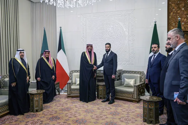 وزير الخارجية الكويتي عبد الله علي اليحيا والأمين العام لمجلس التعاون الخليجي جاسم البديوي خلال لقائهما في دمشق قائد الإدارة السورية الجديدة أحمد الشرع (إ.ب.أ)