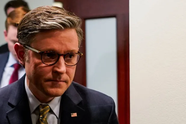 رئيس مجلس النواب الأميركي مايك جونسون (جمهوري من لويزيانا) بعد اجتماع مع زملائه الجمهوريين في مبنى الكابيتول في واشنطن... 20 ديسمبر 2024 (رويترز)