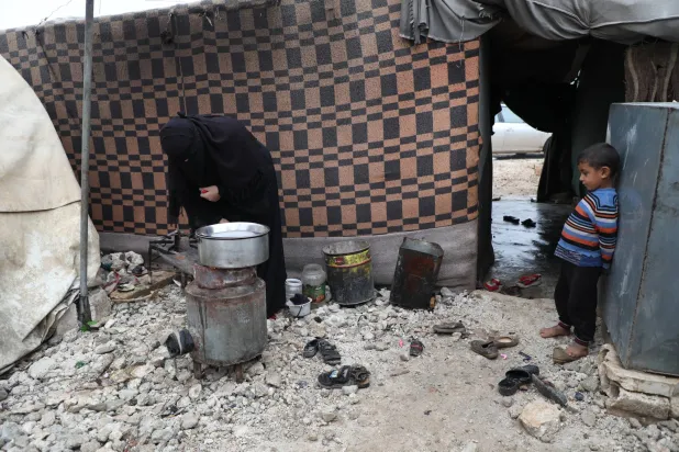 لا تملك معظم العوائل المحتاجة خصوصاً سكان المخيمات بشمال غربي سوريا المساعدات الغذائية الكافية (الشرق الأوسط)