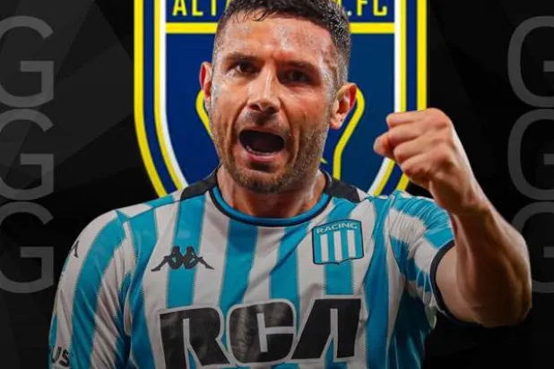 أدريان (مارفيلا) مارتينيز مهاجم نادي راسينغ الأرجنتيني (نادي راسينغ)