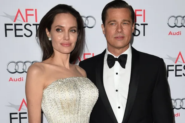 الكاتبة والمخرجة والمنتجة والممثلة أنجلينا جولي والممثل والمنتج براد بيت خلال حفل في هوليوود، كاليفورنيا 5 نوفمبر 2015 (أ.ف.ب)
