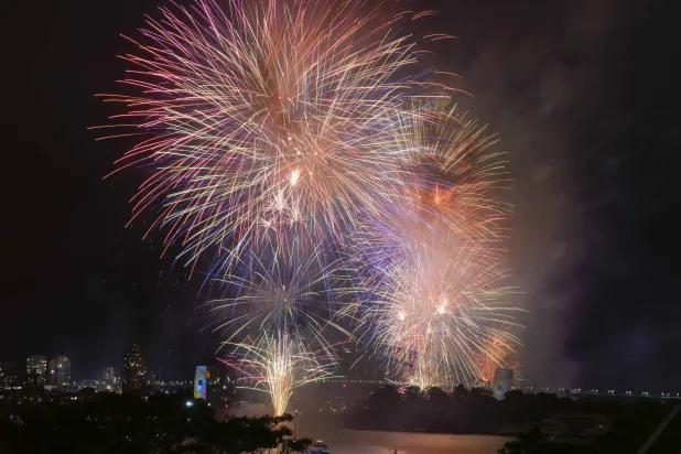 الألعاب النارية فوق جسر ميناء سيدني مع بدء احتفالات العام الجديد في سيدني (أ.ب)