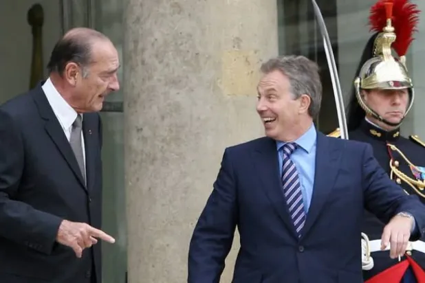 Dönemin Fransa Cumhurbaşkanı Jacques Chirac (solda), 11 Mayıs 2007 tarihinde Paris'teki Elysee Sarayı önünde dönemin İngiltere Başbakanı Tony Blair ile yaptığı görüşmenin ardından konuşuyor. (AFP)
