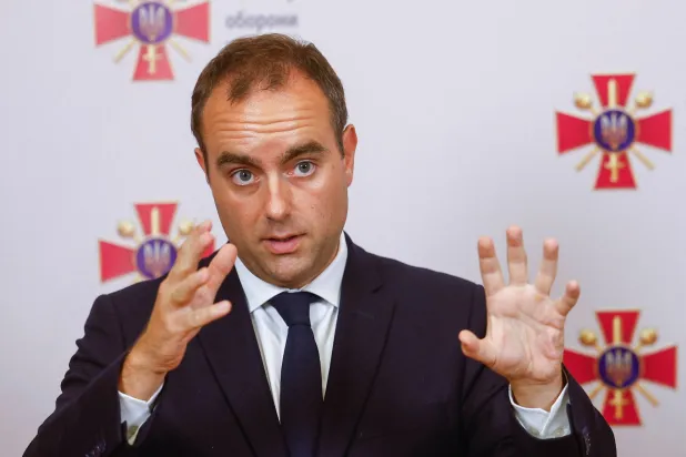 وزير الدفاع الفرنسي سيباستيان ليكورنو خلال مؤتمر صحافي في أوكرانيا يوم 28 سبتمبر 2023 (رويترز)