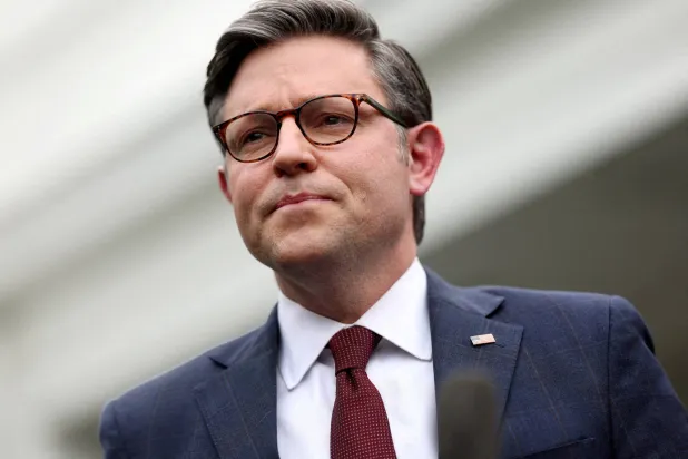 رئيس مجلس النواب الأميركي مايك جونسون يدلي ببيان في واشنطن يوم 27 فبراير 2024 (رويترز)