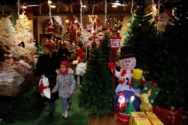 أتراك يشترون هدايا العام الجديد في إسطنبول (رويترز)