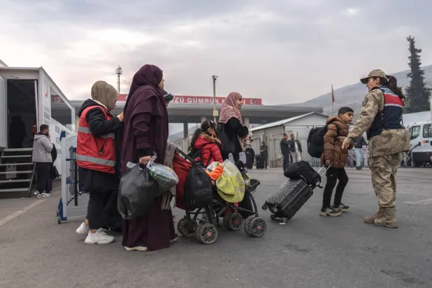 سوريون يعودون إلى بلدهم من تركيا عند بوابة «جيلفي غوزو» الحدودية بالقرب من هاتاي جنوب تركيا (د.ب.أ)