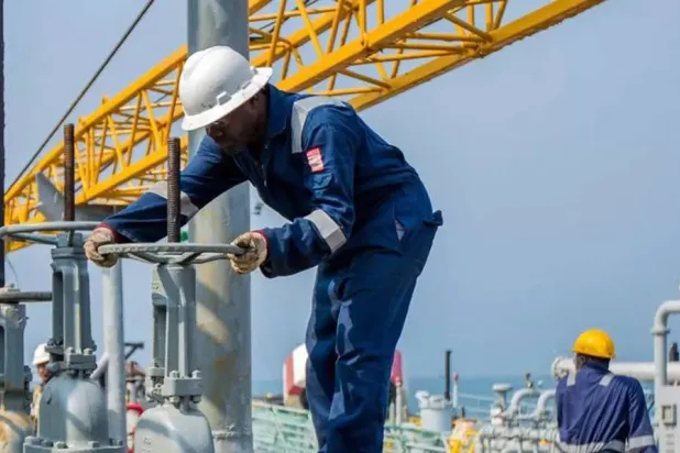 عامل في حقل نفط نيجيري (مجلس الطاقة الأفريقي) 