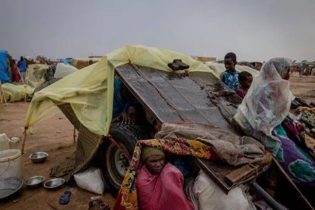 لاجئون فرّوا حديثاً من منطقة في دارفور تسيطر عليها «قوات الدعم السريع» في مخيم بتشاد (نيويورك تايمز)