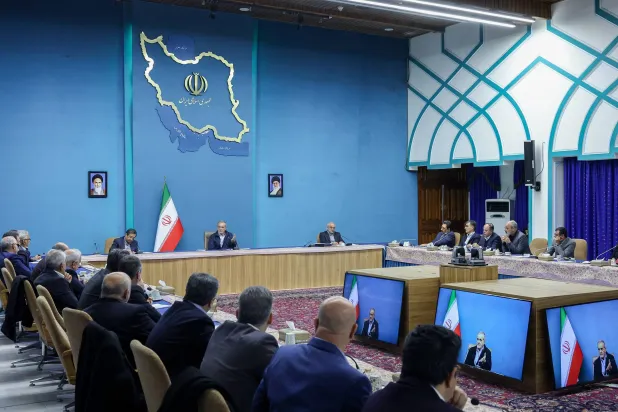 بزشكيان يتحدث إلى أعضاء الغرفة التجارية اليوم (الرئاسة الإيرانية)