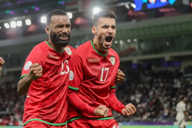 البوسعيدي لاعب عمان محتفلاً بهدفه في المرمى السعودي (خليجي 26)