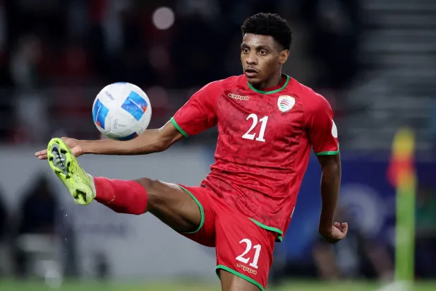 المشيفري يحاول السيطرة على الكرة خلال المباراة (رويترز)