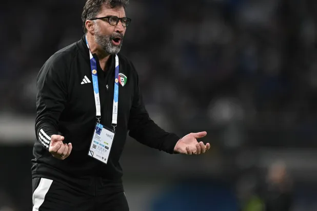 بيتزي يوجه لاعبيه خلال المباراة (خليجي 26)