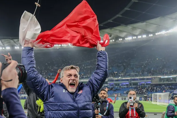 دراغان محتفلا مع لاعبي البحرين عقب التأهل للنهائي (خليجي 26)