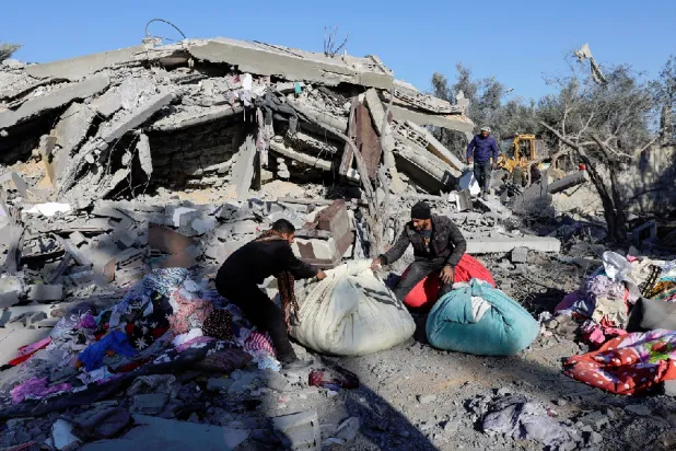 Bombaların yerleşim yerlerinin yakınlarına düşmesi üzerine aileler evlerini terk ederek batıya, Mevasi'de ilan edilen güvenli insani bölgeye doğru harekete geçti (Reuters)