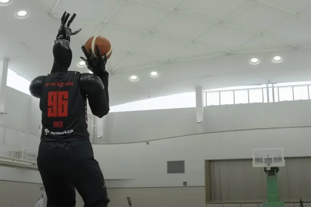 Basketbolcu robottan yeni dünya rekoru: En uzak mesafeli atışı yaptı