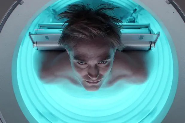 Alacakaranlık (Twilight) serisiyle yıldızı parlayan 38 yaşındaki Robert Pattinson'ın bu yıl gösterime girmesi planlanan iki filmi daha var (Warner Bros. Pictures)