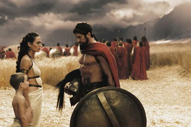 Frank Miller ve Lynn Varley'nin 1998 tarihli aynı adlı çizgi roman serisine dayanan 300 Spartalı'da Kral Leonidas rolündeki Gerard Butler'a Kraliçe Gorgo'yu canlandıran Lena Headey eşlik etmişti (Legendary Pictures)