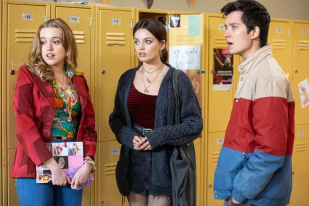 Sex Education'da Otis rolündeki Asa Butterfield'a (sağda) Meave'i canlandıran Emma Mackey (ortada) ve Aimee Lou Wood (solda) eşlik ediyor (Netflix)