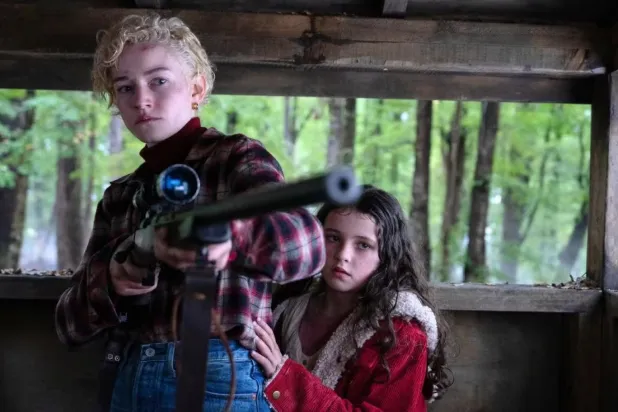 Kurt Adam'ın başrolünde, Ozark'la Emmy kazanan Julia Garner (solda) yer alıyor (Universal Pictures)