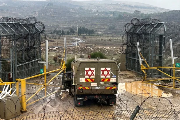 Suriye'nin işgal altındaki Golan Tepeleri bölgesine giren İsrail askeri ambulansı, 29 Aralık 2024 (Reuters)
