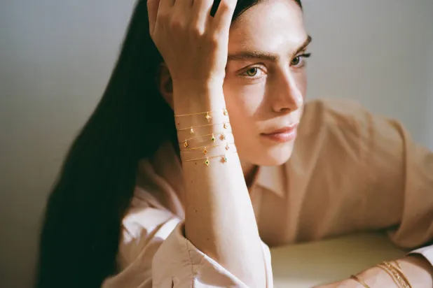 أساور من مجموعة «إيسانسييلي بولاري» مزيَّن بتعويذات (أتولييه في إم)