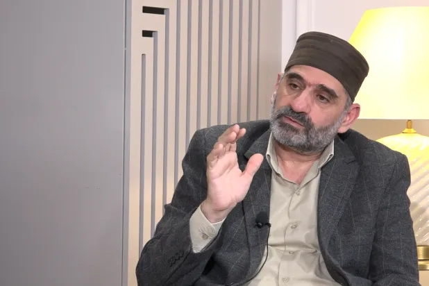 أسامة عثمان خلال المقابلة (الشرق الأوسط)