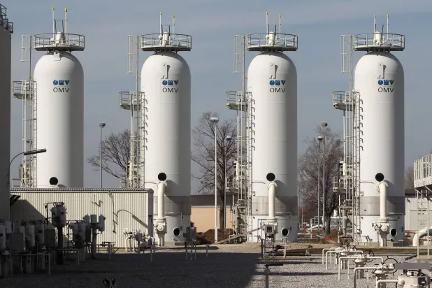 أبراج تجفيف الغاز في «غاز كونيكت النمسا» في باومغارتن شرق فيينا (رويترز)