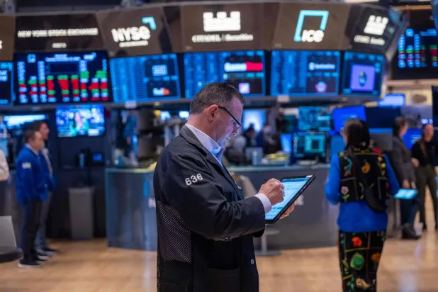 متداولون يعملون في قاعة بورصة نيويورك (أ.ف.ب)