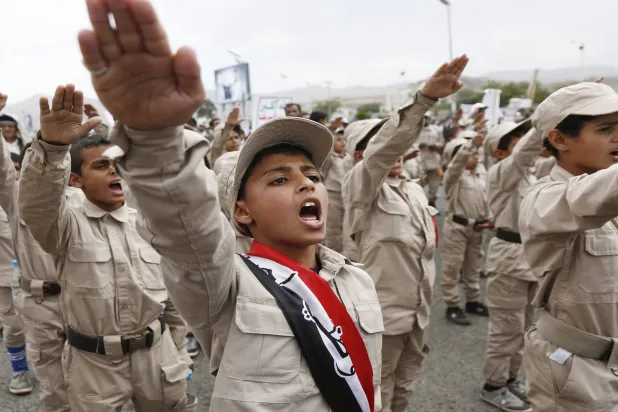 أطفال جندتهم الجماعة الحوثية خلال 2024 في وقفة تحدٍ لتحالف الازدهار (غيتي)