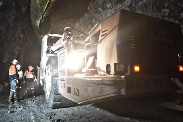 مجموعة من المهندسين في أحد المناجم لإجراء عمليات الاستكشاف بالسعودية (واس)