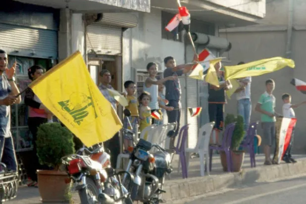 أعلام سوريا و«حزب الله» في القصير خلال يونيو 2013 (أ.ف.ب)