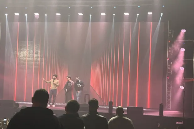 الثلاثي المسرحي في صالة «بيروت هال» (إنستغرام)