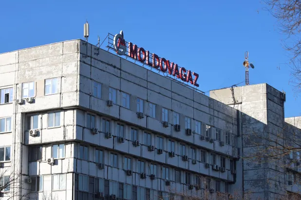 شعار شركة «مولدوفاغاز» على سطح مبنى في كيشيناو بمولدوفا (رويترز)