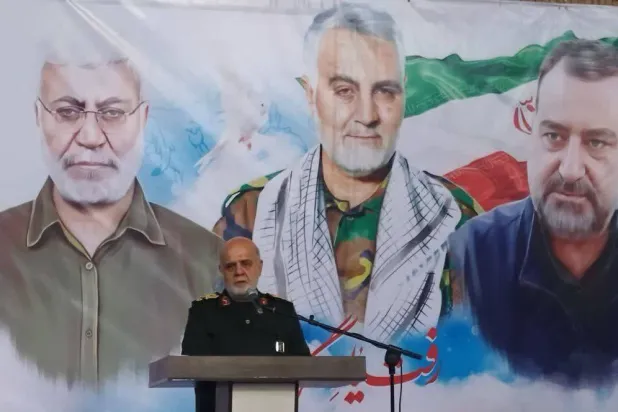 مسجدي يتحدث خلال مراسم أربعين رضي موسوي مسؤول إمدادات «الحرس الثوري» الذي قضى بضربة جوية إسرائيلية على مقرّه بدمشق ديسمبر 2023 (أرنا)