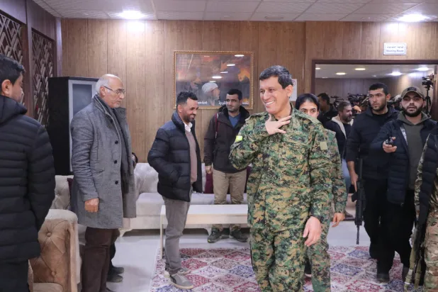 قائد «قوات سوريا الديمقراطية» مظلوم عبدي في مؤتمر صحافي بعد سيطرة المعارضة على مدينة حلب في بداية ديسمبر 2024 (الشرق الأوسط)